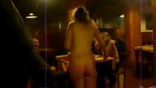 Смущённая девушка, проигравшая спор, должна раздеться в ресторане догола