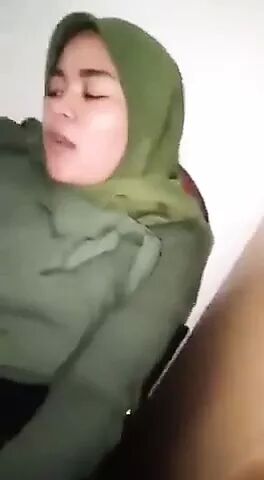 Indonesian - hijab ngewe crot diperut -