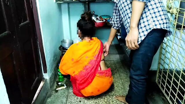 Padosi ne bhabi ko akele ghar me chod diya