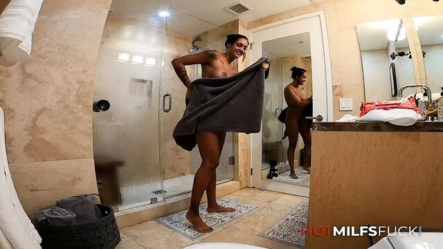 Submissive mommy zoey sinn squirting for the first time!