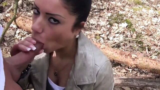 Rencontre d'une youtubeuse pour une pipe dans les bois