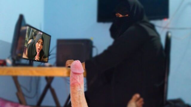 (35 year old aunty ke sath chudai) indian aunty work on computer, im masturbat beside, when she looked then i fucked her