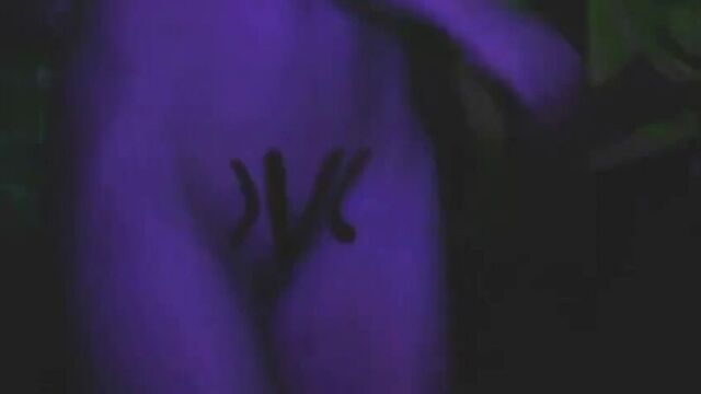 Oon-nip-видео – художница в качестве перформанса танцует голой среди одетых в ночном клубе