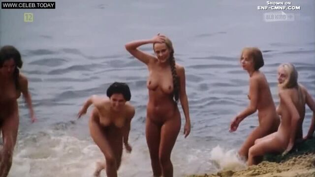 Enf, cmnf – нескольких деревенских девушек застали, когда те купались голыми