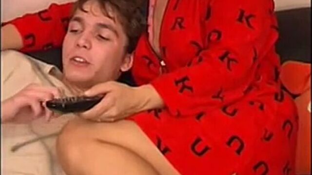 Русскую маму дрючит родной сынок. русское порно видео