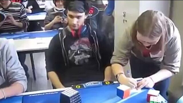 Собрал кубик-рубика.