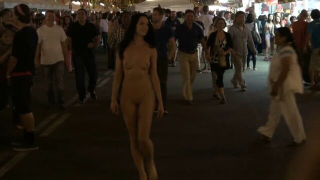 Oon, голая на улице – голая девушка на людной уличной ярмарке