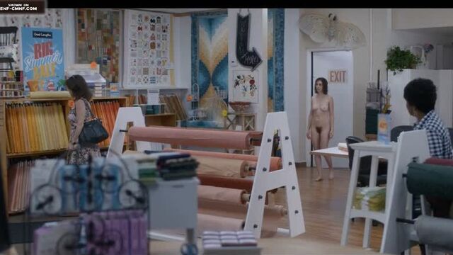 Enf, nip, cfnf – проблемная девушка думает, что заходит в душ, но оказывается голой в магазине, где работает