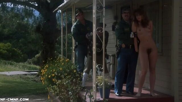 Голая среди одетых, cmnf-видео – полиция выводит закованную в наручники девушку голой из дома