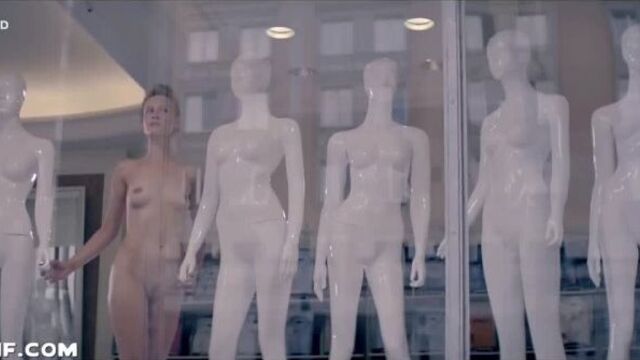 (“chemia” 2015 года) nip, oon – развратная женщина фантазирует, как бы она смотрелась среди голых манекенов на витрине