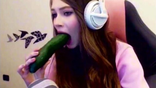 Стримерше карине советуют насосать на iphone