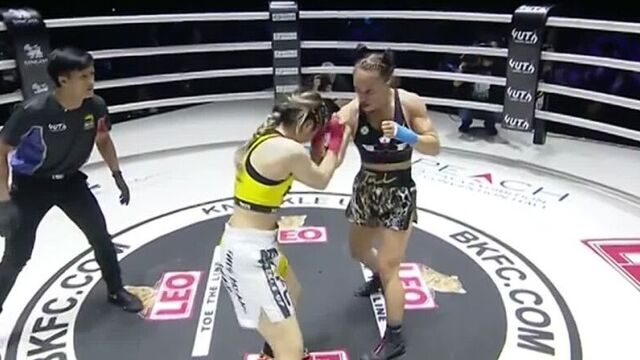 Тай эмери оригинально отпраздновала победу, показав грудь после победы нокаутом на bare knucke fc