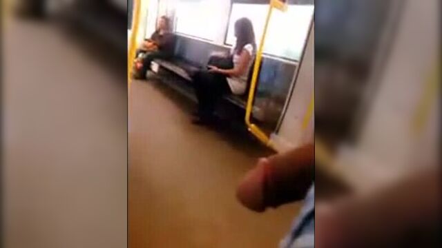 Дрочун в общественном транспорте.