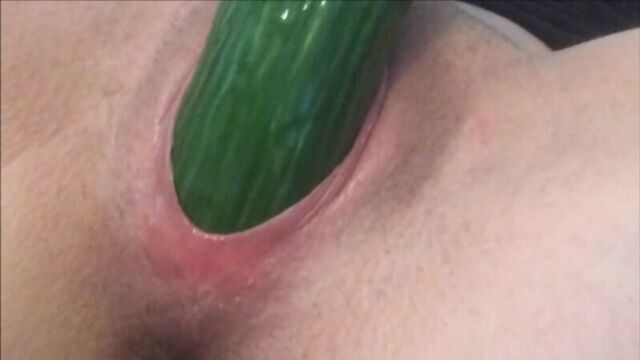 Мастурбирует огурцом мокрую киску (amateur, wet pussy, masturbation, крупным планом, мастурбация, любительское, домашнее)
