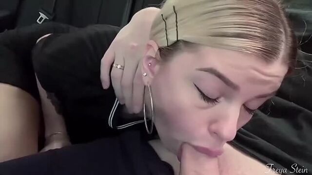 Сестра сосёт брату в машине. инцест. совратила секс минет голая киска член сосет сиськи перископ live давалка няшка