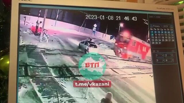В татарстане электричка снесла легковой автомобиль
