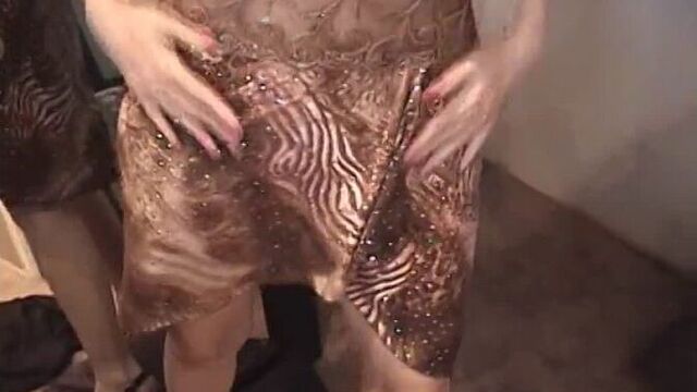 Опытная миньетчица знает как доставить парню удовольствие... например палец в попе..