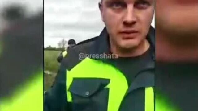 Деревенская семейка набросилась с камерами и оскорблениями на гаишников