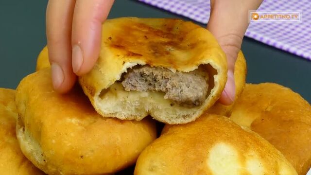 Рецепт живет в нашей семье не одно поколение. все в восторге от этих мясных пирожков!