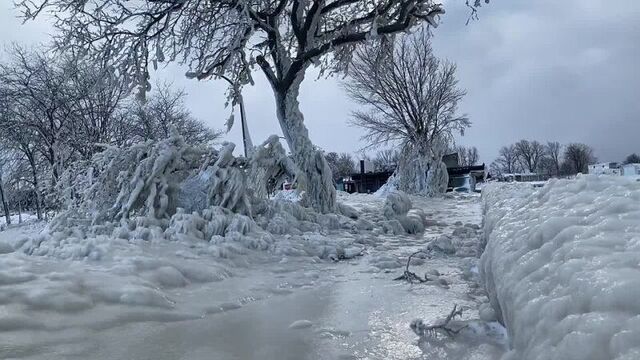 Замерзшее рождество на берегах великих озер в сша. озеро эри, гавань буффало, штат нью-йорк