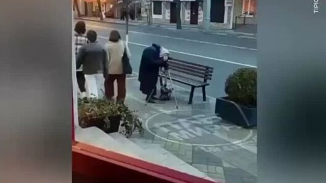 81-летняя бабушка-фотограф, случайно попавшая на видео, стала звездой соцсетей. оригинальный ролик, на котором старушка увлече