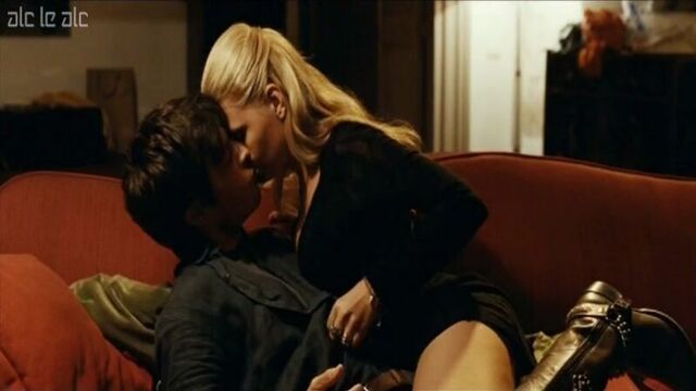 Сцена инцеста, сестренка соблазняет сводного брата | мириам джованелли (miriam giovanelli) в фильме - промах (gli sfiorati, 2011