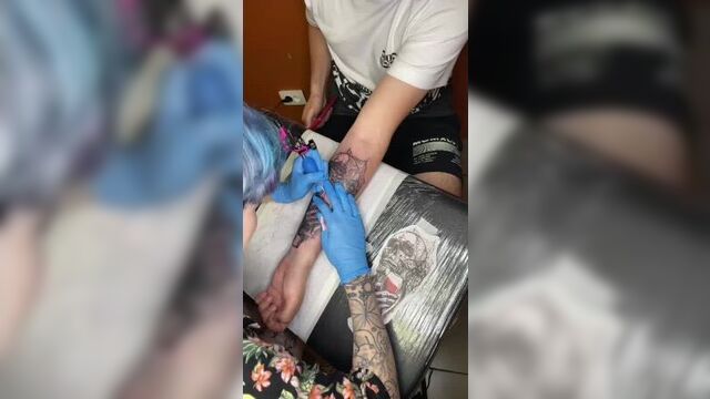 Жара в тату-студии 