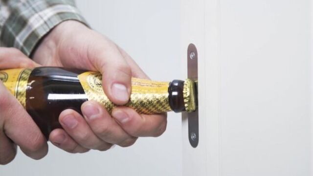 Как надо открывать пиво без открывашки (или нет)