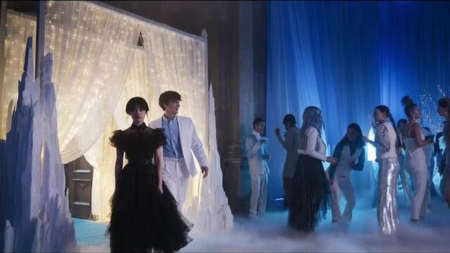 Появление уэнсдэй на балу.