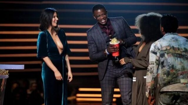 Оливия и зази битц награждают победителей mtv movie and tv awards