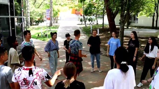 "а ну-ка, давай-ка, плясать выходи!"