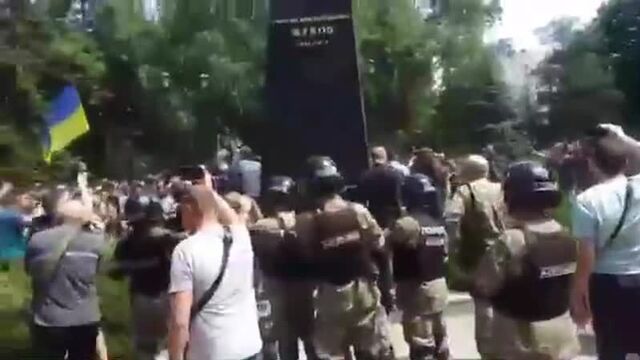 Снос бюста жукова в харькове