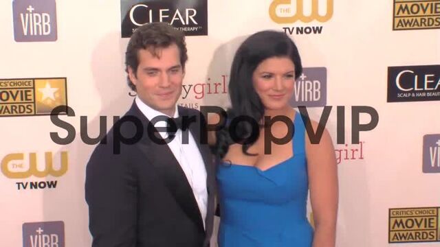 2013: генри кавилл и джина карано на ковровой дорожке кинопремия «выбор критиков»