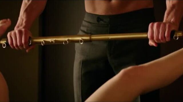 Секс с распоркой на 50 оттенков темнее