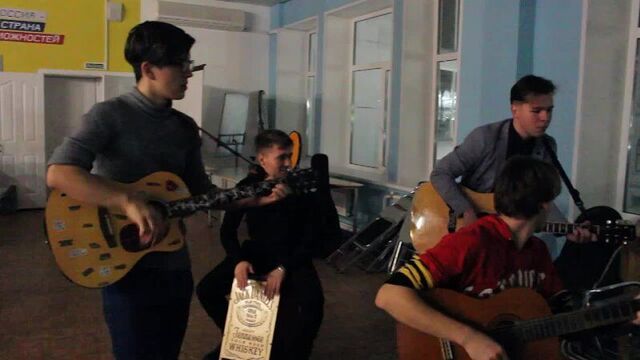 Три белых коня (какофония соло, стуков, вокала и аккордов)