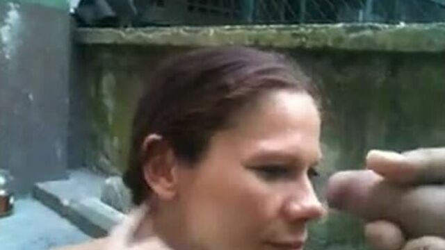 Стреляет спермой в лицо милфе, она отпрыгивает от выстрелов спермы (cum face)