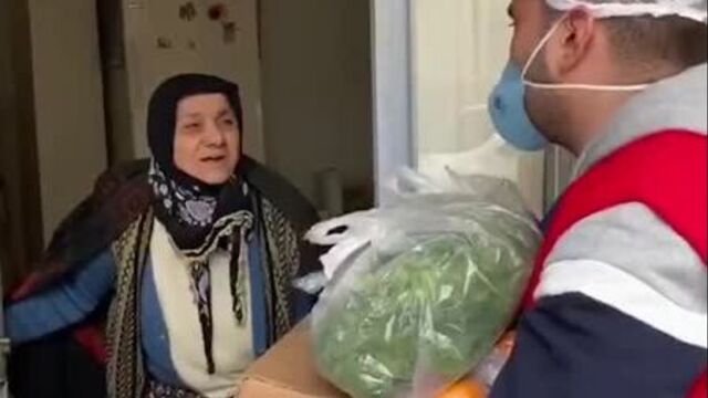 Турецкий шеф-повар и автор десятков вирусных роликов бурак оздемир раздал все запасы из своего ресторана нуждающимся