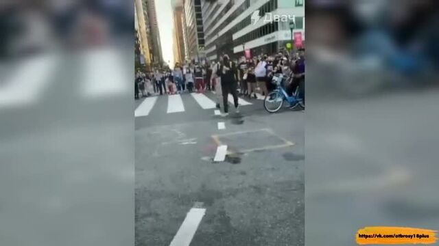 Сторонники байдена избивают трампа