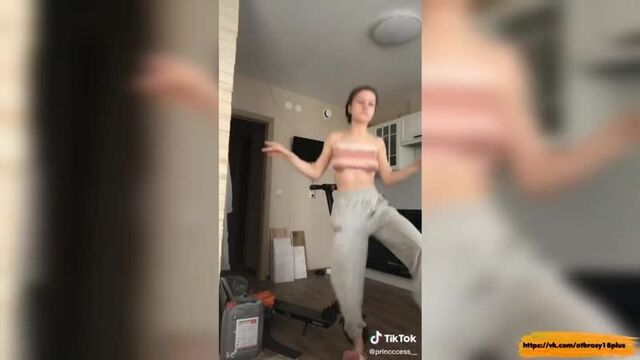 Годный тик-ток - танцует а грудь трясется