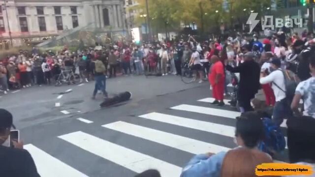 Сторонники байдена бьют трампа