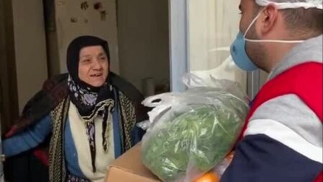 Турецкий шеф-повар бурак оздемир помогает пожилым людям во время карантина