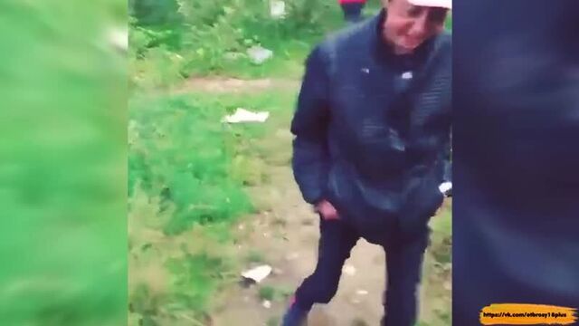 Алкашка писает прямо на улице