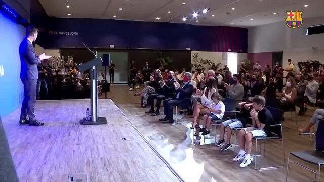 Месси ушёл из барсы! - аплодисменты для лео!