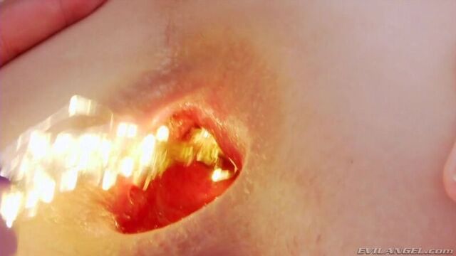 Анальные акробатки тренируют свои дырочки