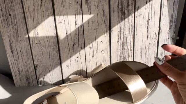 Золотые босоножки