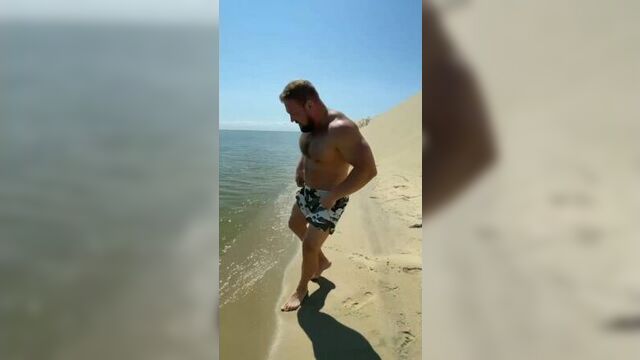 Кирилл сарычев бегает по дюнам на косе