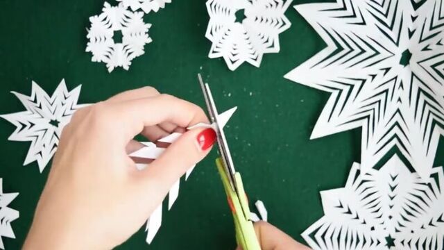 Самые простые снежинки из бумаги