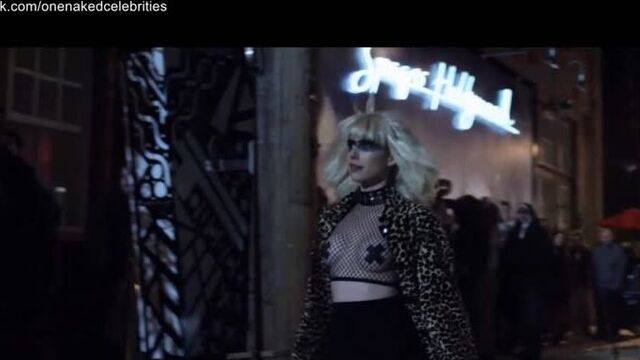 Эмма робертс (emma roberts) голая в фильме «клуб миллиардеров» (2018)