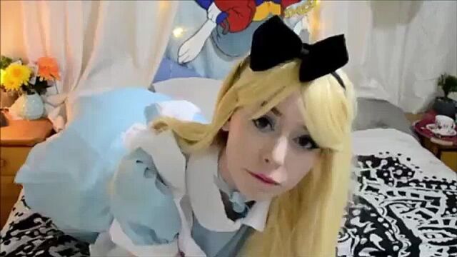 Косплей девушка играет в своей постели