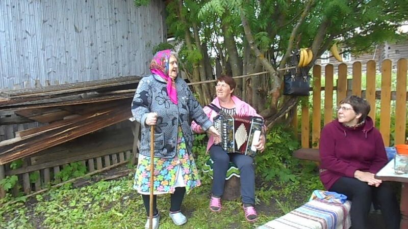 Частушки под гармонь. Деревенские частушки под гармошку. Частушки Деревенские под гармонь. Частушки плясовые под гармонь.